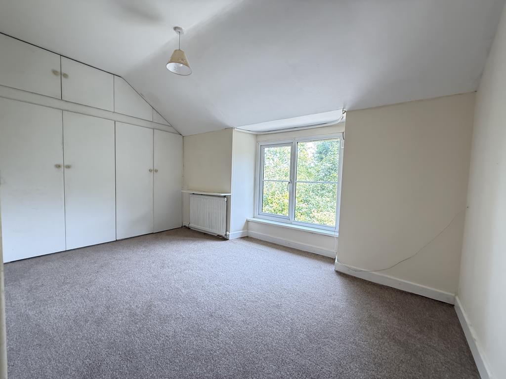 Lot: 126 - THREE-BEDROOM COTTAGE SET IN JUST UNDER AN ACRE - Bedroom